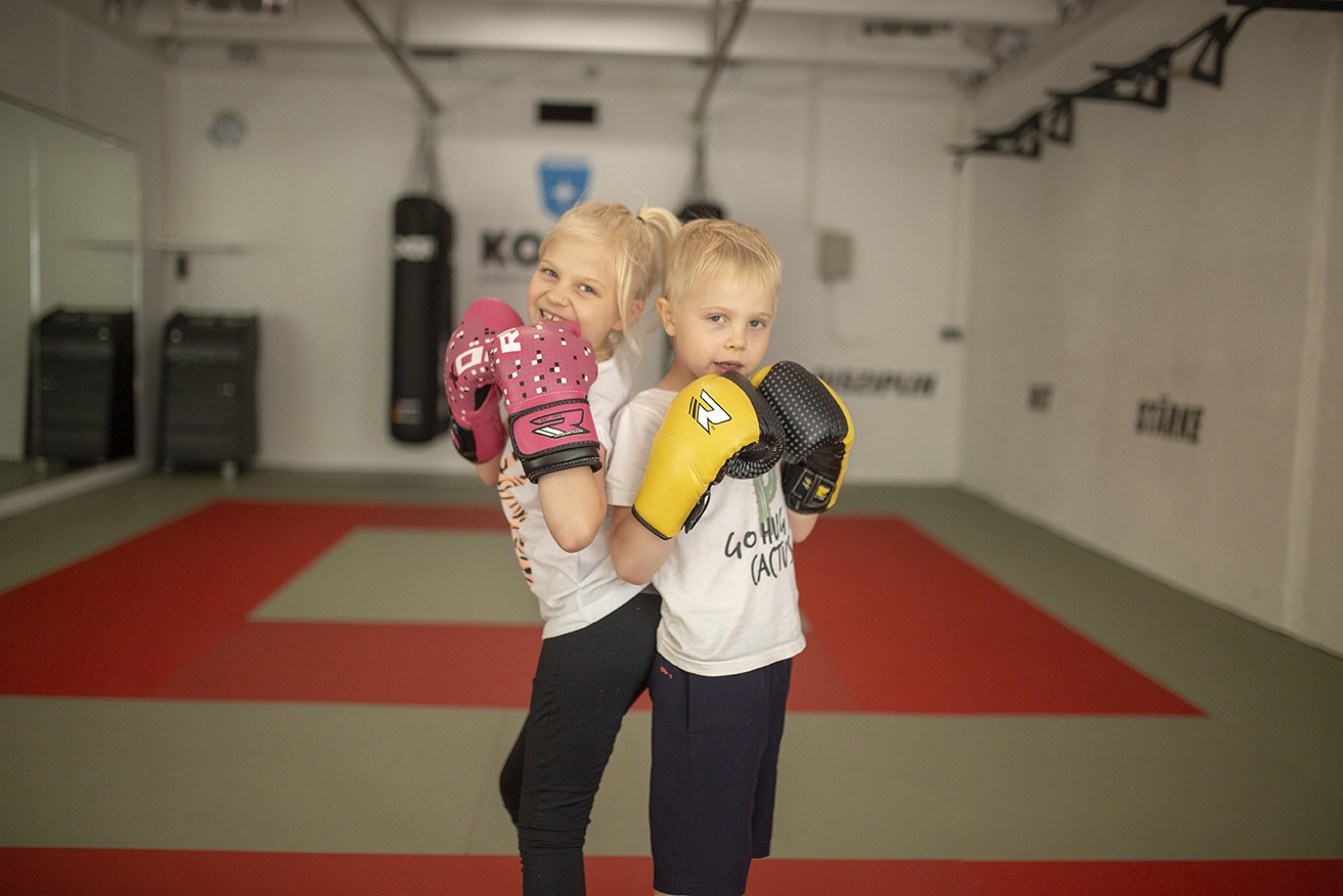 Victoria und Anton zeigen stolz ihre Boxhandschuhe für das Training "Selbstverteidigung für Kinder"