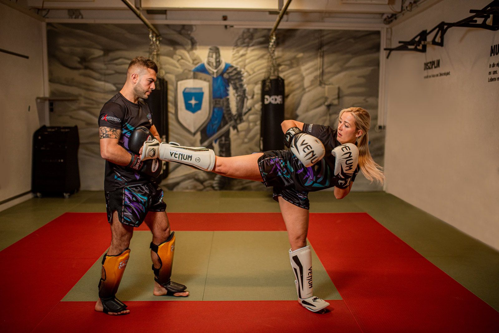 Das Kickboxen in der Kodex Kampfsportakademie beinhaltet unterschiedliche Techniken mit dem Fuß