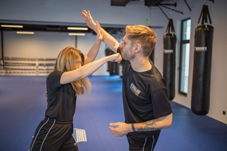 Michelle zeigt eine Blocktechnik aus dem Krav Maga Training