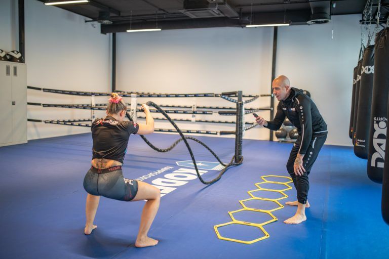 Joe motiviert Laura im Personal Training und sie gibt ihr Bestes mit den sogenannten "Battle Ropes"