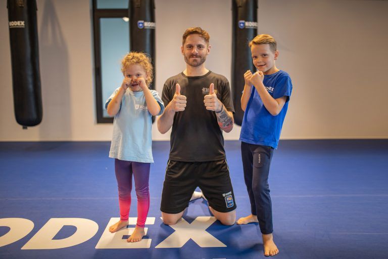 Auf diesem Bild sind Leni und Theo zusammen mit dem Kidstrainer Michi zu sehen